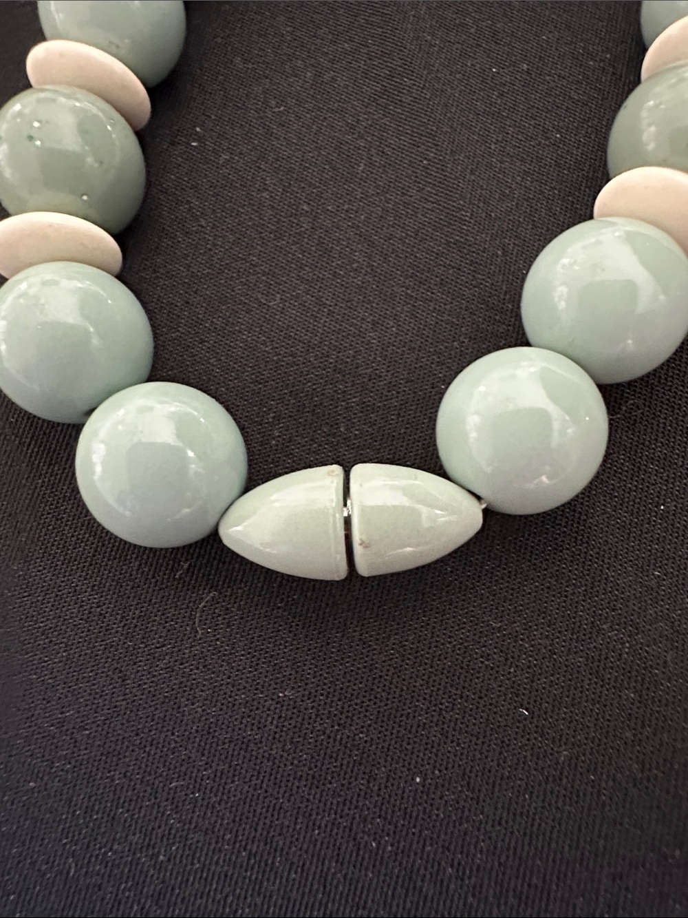 Vintage Avon EUC “Burst of Spring” green & cream lucite necklace. Appx. 27” drop - Picture 4 of 4